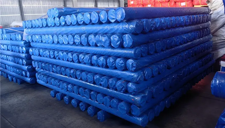El rollo de lona de PE azul es para protección duradera.