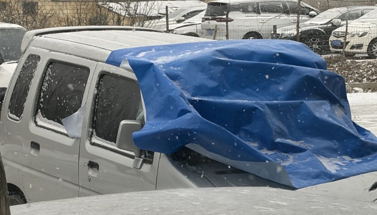 Aplicación de lonas de PE para cubrir vehículos en climas nevados